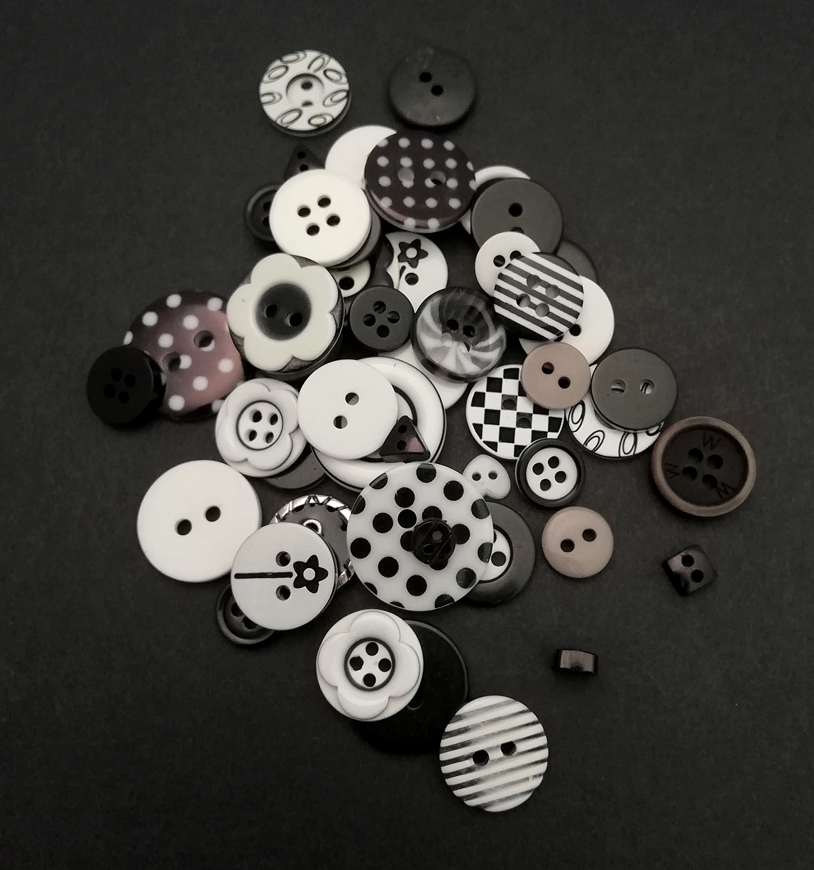 Mixed Black & White buttons 12g